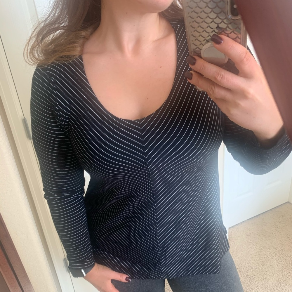 Jones NY black and silver size M flowy top